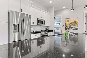Fridge, microwave, oven, stovetop - 360 Rooftop Views | New Build | AC | Hot Tub | Lux (Flagstaff)