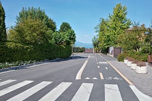 Property grounds - Sunflower Apartment - 2 bedrooms with pool, air conditioned and Wifi (Sirmione)