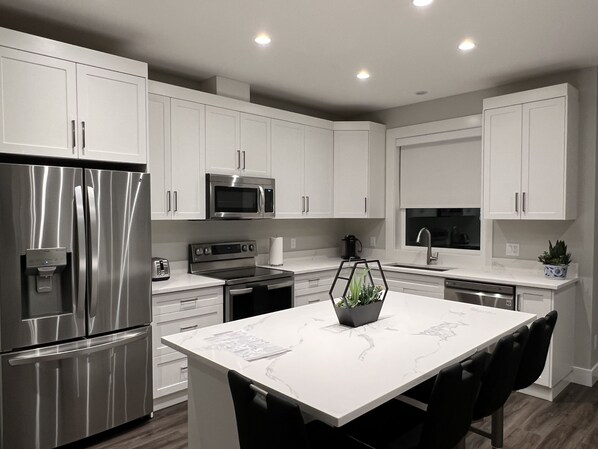 Fridge, microwave, oven, stovetop - Quiet Bright Luxurious & Clean Private Modern Suite with free Parking & A/C (Victoria)