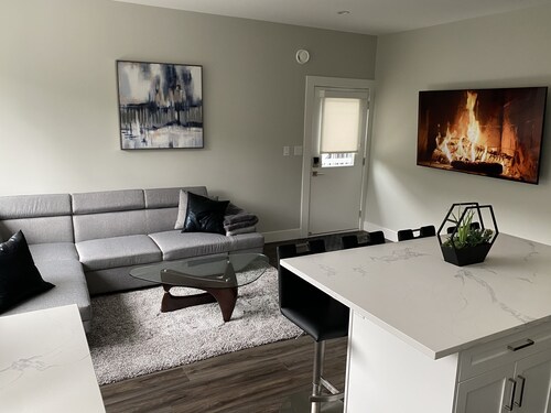 Quiet Bright Luxurious & Clean Private Modern Suite with free Parking  & A/C