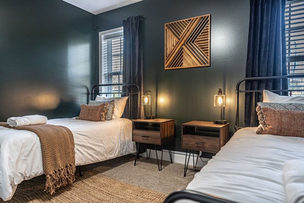 3 dormitoris, planxa i posts de planxar i un bressol de viatge