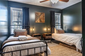 3 habitaciones, tabla de planchar con plancha y cuna de viaje