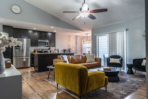 Smart TV, chimenea, videojuegos y Netflix