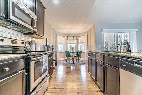 Fridge, microwave, oven, stovetop. Isle of the Pines, 1 mile from The Village of Pinehurst!