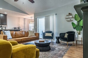 Smart-TV, Kamin, Videospiele, Netflix