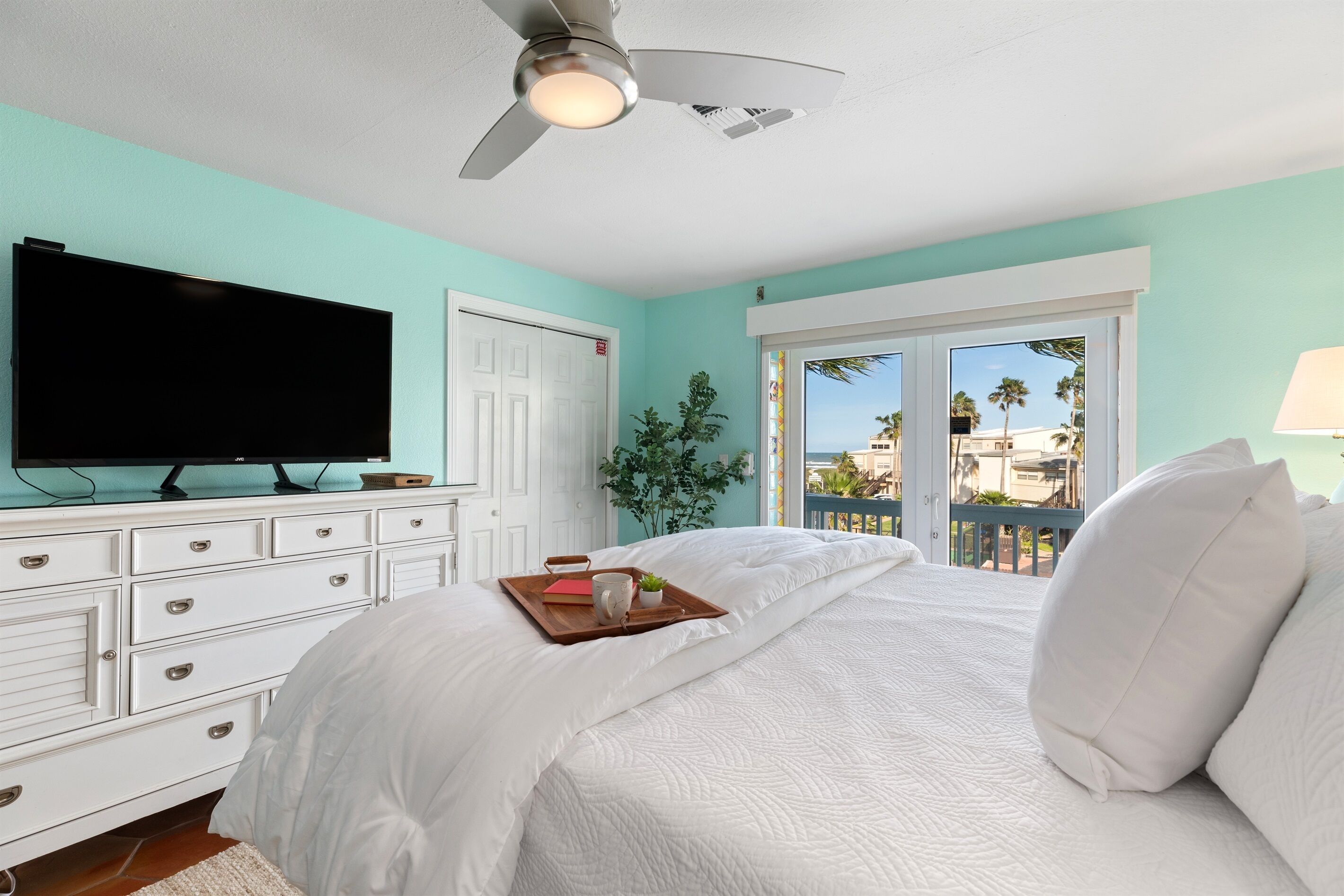 5 bedrooms, desk, iron/ironing board, travel crib