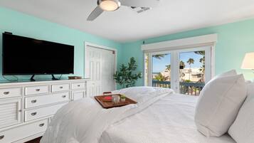 5 bedrooms, desk, iron/ironing board, travel crib