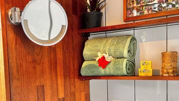 Suihku, hiustenkuivaaja, pyyhkeet, saippua