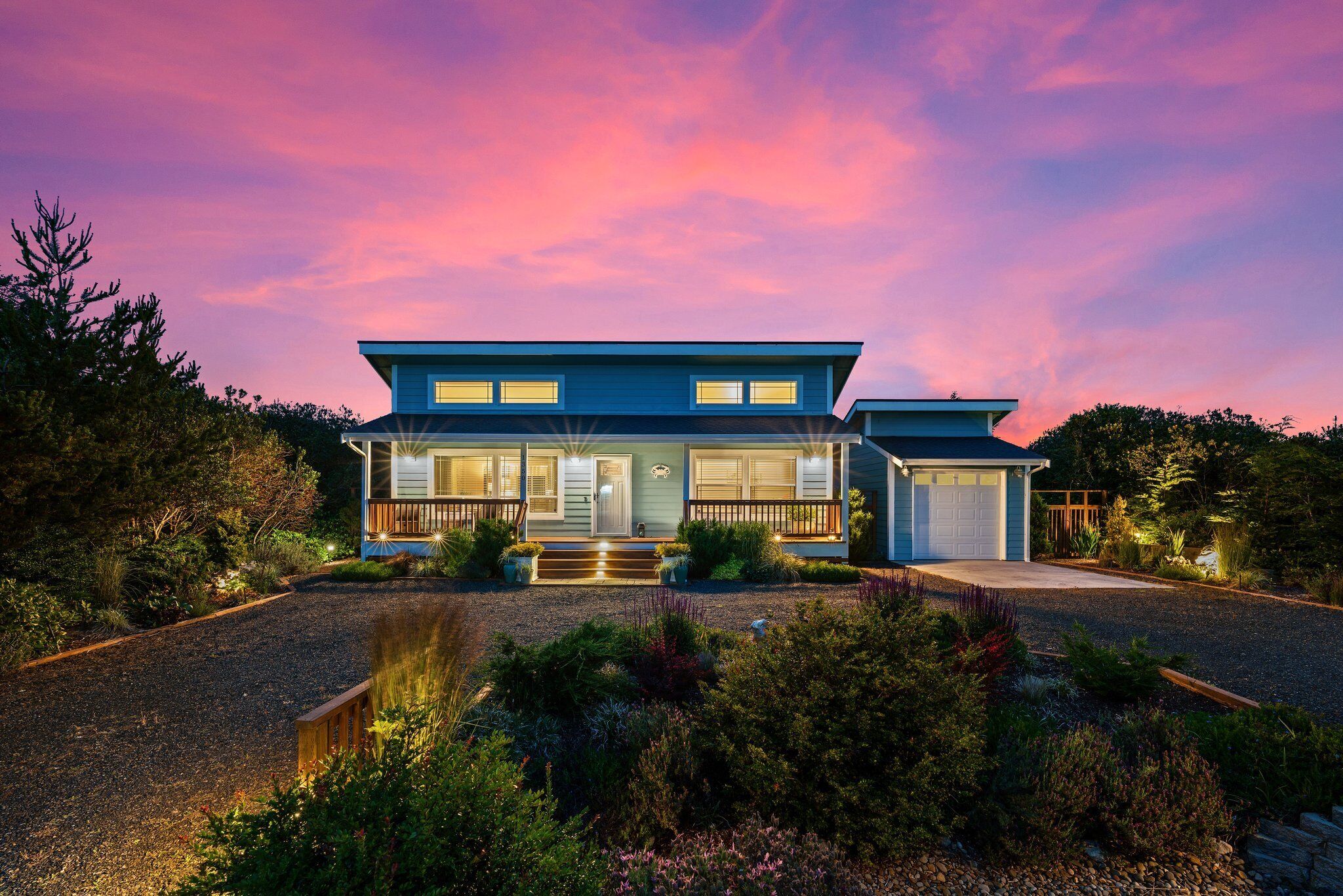 Newer Beach house 2/2 Bath with two bunkhouses in the backyard