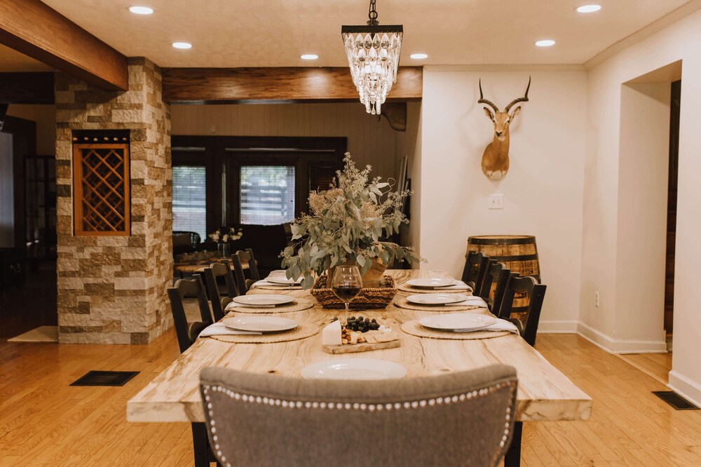 RIVER Retreat for 10 w/POOL, HOT TUB, FIRE PIT & OPTIONAL GUESTHOUSE for 4