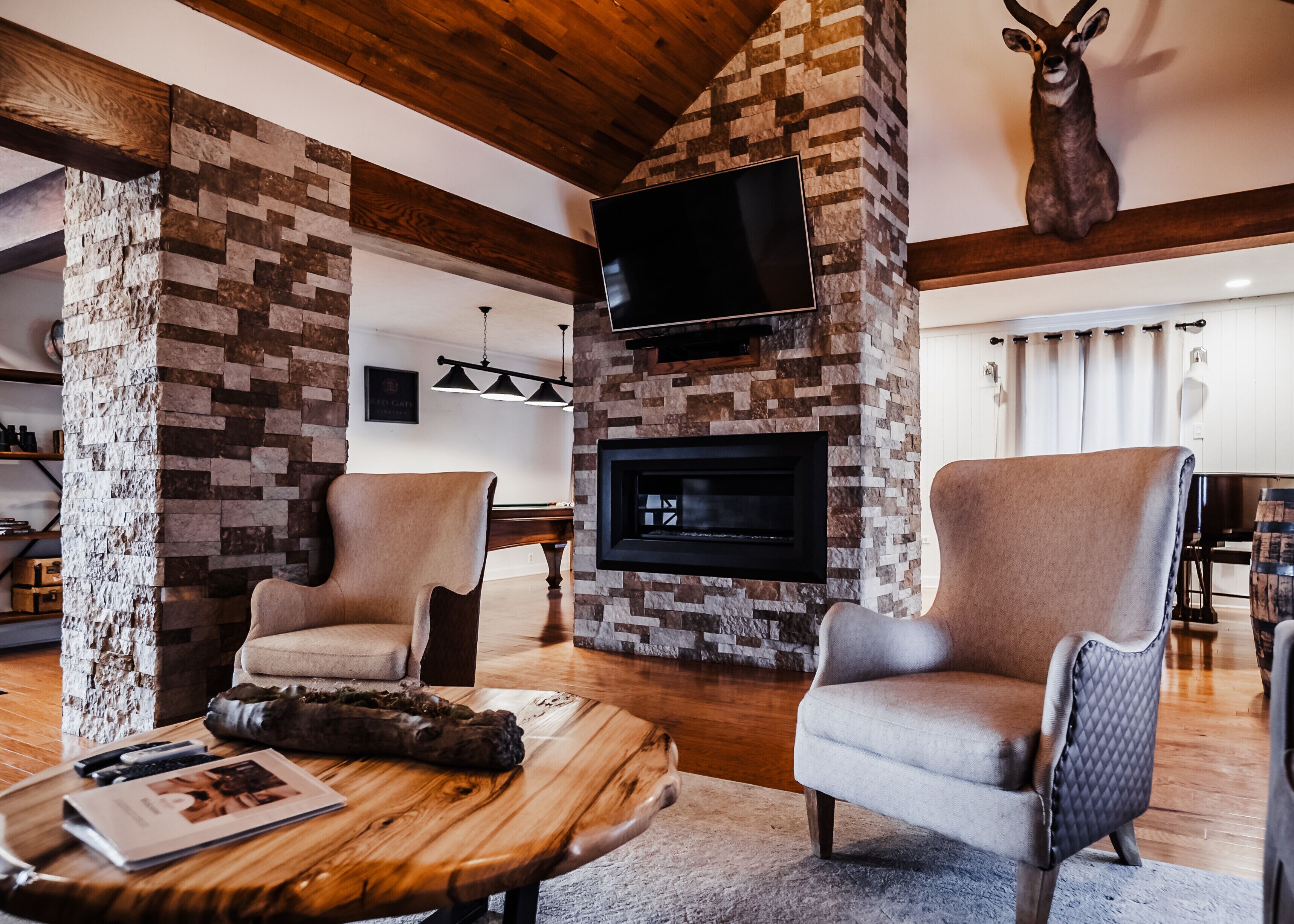 RIVER Retreat for 10 w/POOL, HOT TUB, FIRE PIT & OPTIONAL GUESTHOUSE for 4