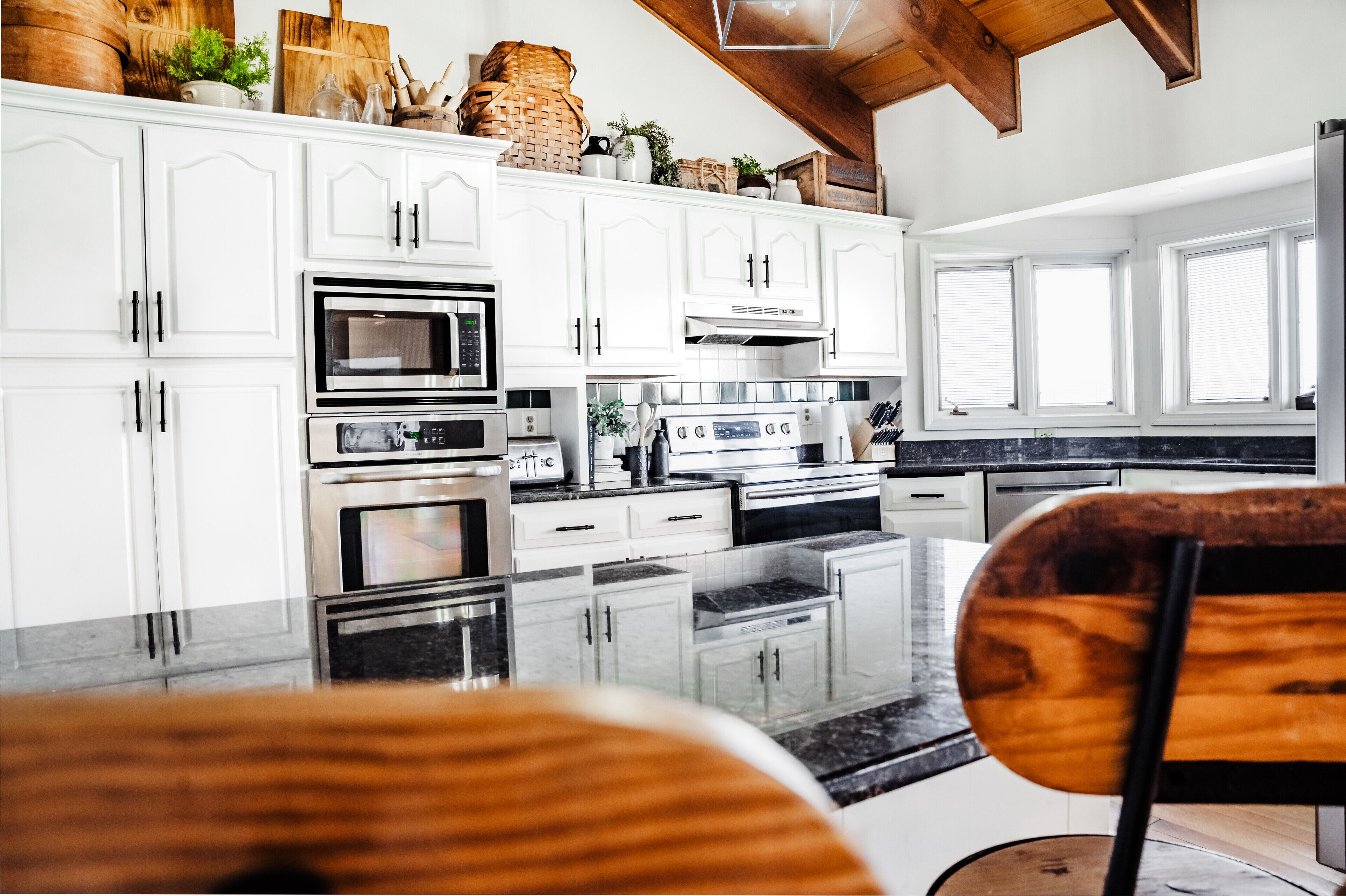 RIVER Retreat for 10 w/POOL, HOT TUB, FIRE PIT & OPTIONAL GUESTHOUSE for 4