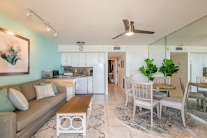 Smart TV - Beautiful Beachfront Apollo 6th floor….Ocean front Tranquil Sunset Views. (Marco Island)
