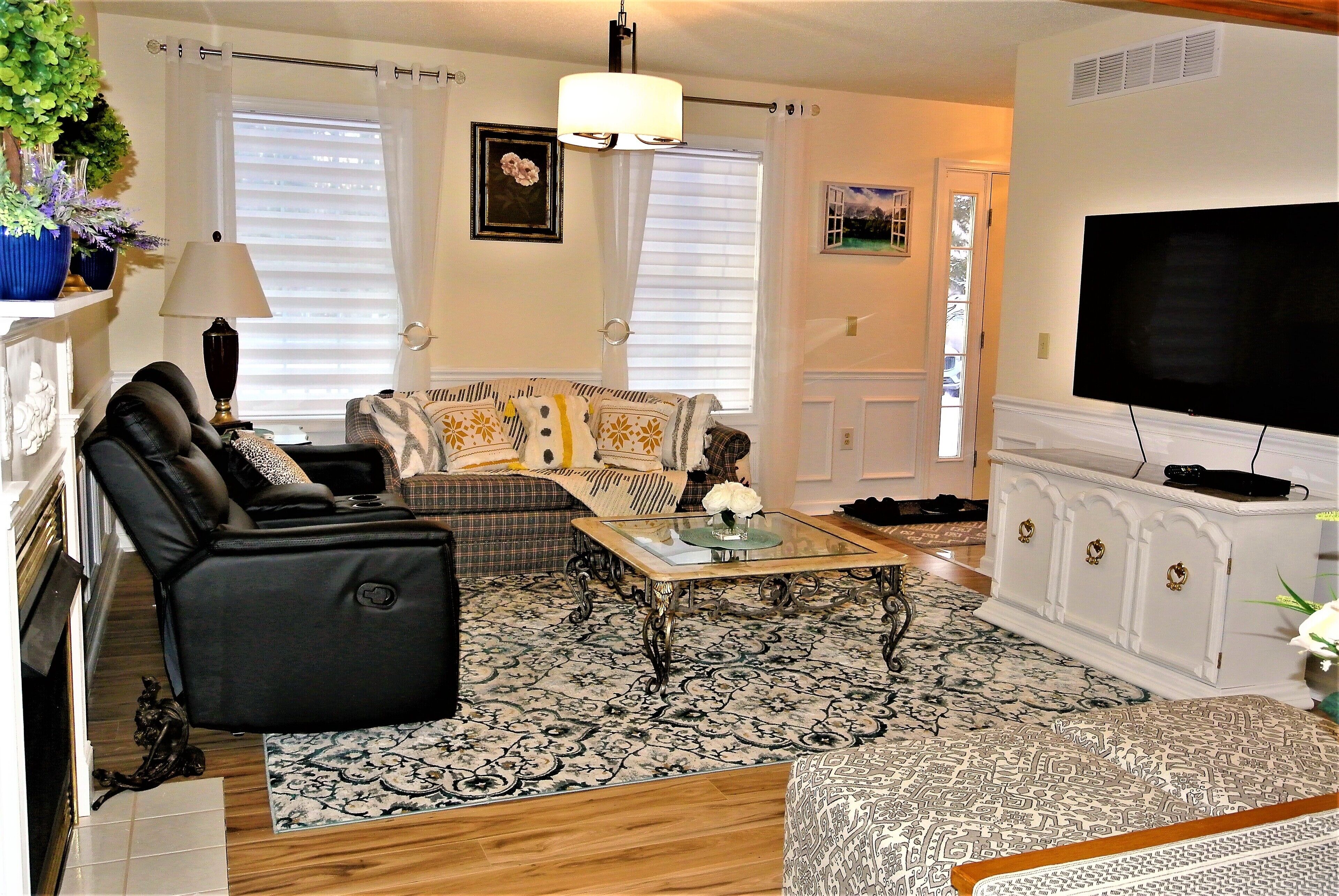 Cheerful 3-bedroom resinetial home with hot tub