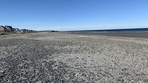 A pebbled beach with houses in the background. - Private unique home short 5 minutes walk to the beach and the bay. (Hull)