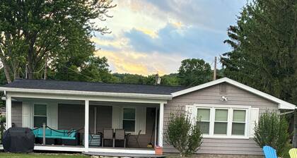 Spring Summer specials on cozy newly renovated cottage with AC right on the lake