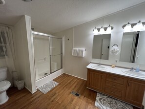 Combined shower/bathtub, towels, soap, shampoo