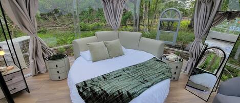 4 bedrooms, desk, iron/ironing board, travel cot