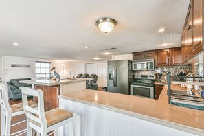 Fridge, microwave, oven, stovetop - Awesome Bay View Home with Two Living Areas! Pets welcome! (Galveston)