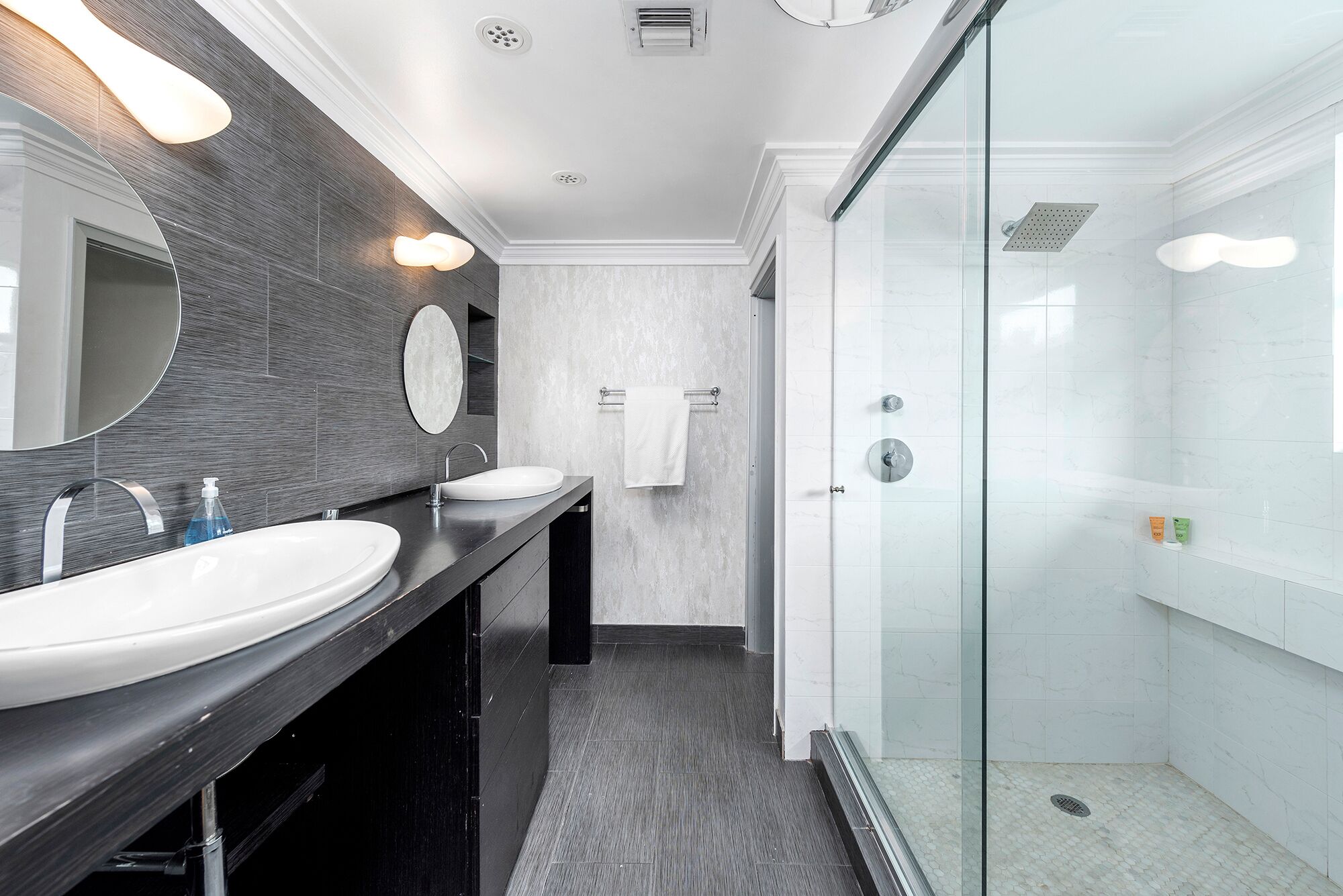 Villa Venus Gorgeous 1 acre property w/pool, hot tub and theater