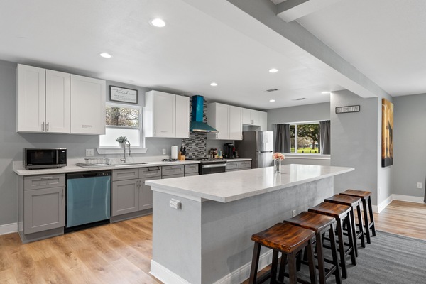 Long kitchen Island with 5 Stools