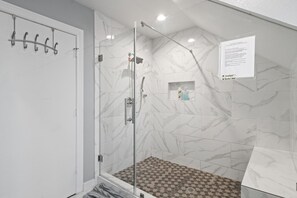 Badewanne, Haartrockner, Handtücher, Seife