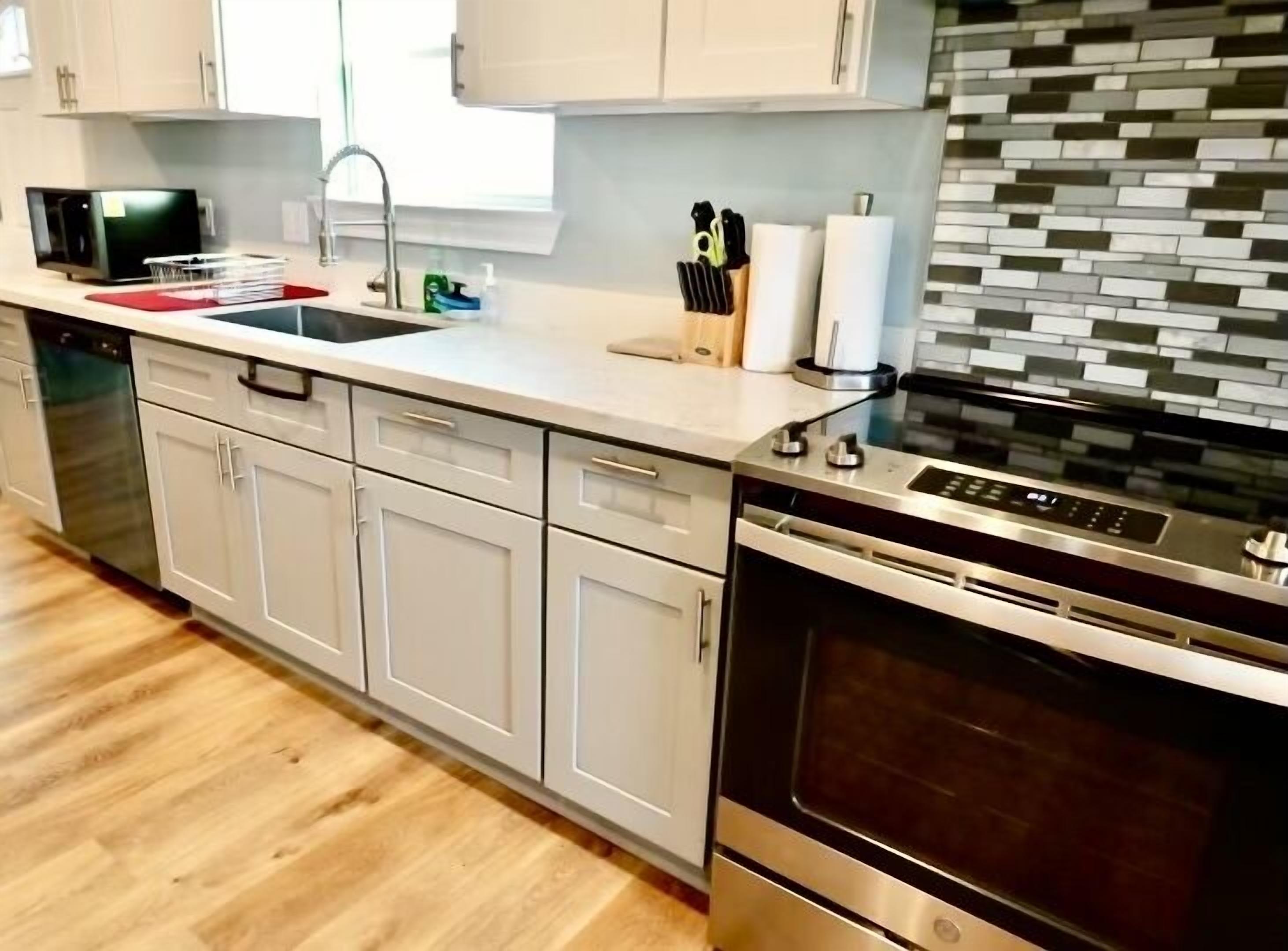 3300 SQ★Spacious Kitchen&2 Living rooms ★6Bed rooms with 12Beds★5 Big Screen TVs