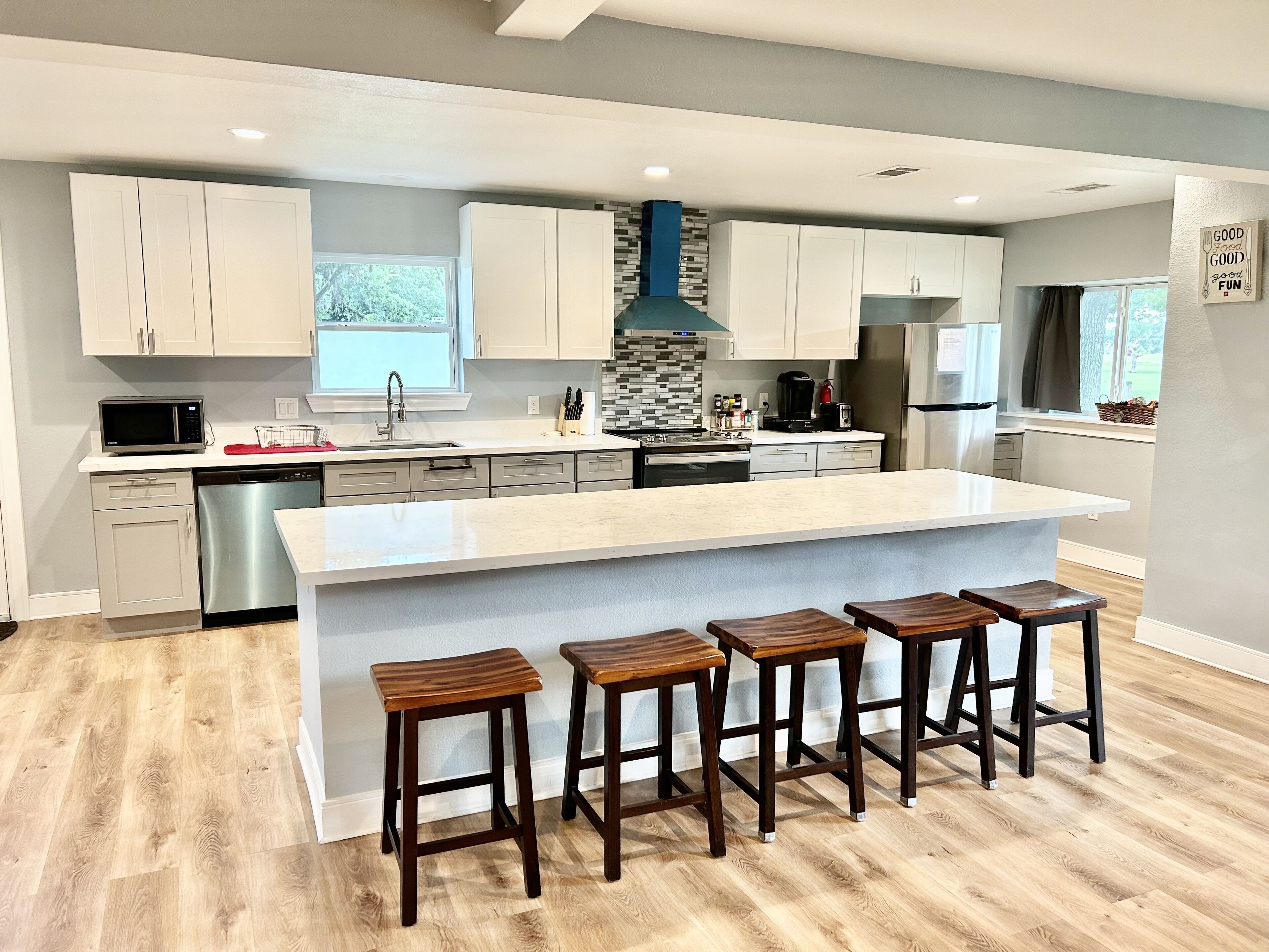 3300 SQ★Spacious Kitchen&2 Living rooms ★6Bed rooms with 12Beds★5 Big Screen TVs