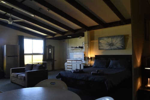 Best in Middlemount!  Spacious 2 Bed Studio Apartment w Restaurant.