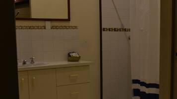 Dusche, HandtĂŒcher, Seife, Shampoo