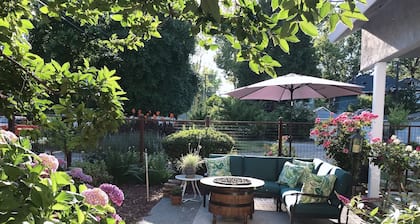 Detached Guest Cottage Backs to Private Park In Midtown Sacramento