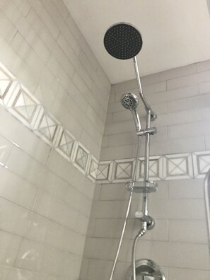 Een douche, een haardroger, handdoeken, zeep