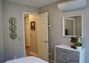 1 bedroom, iron/ironing board, travel cot, free WiFi - Detached Guest Cottage Backs to Private Park In Midtown Sacramento (Sacramento)