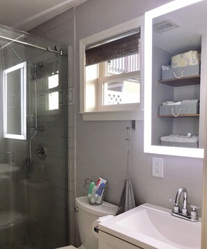 Dusche, Haartrockner, Handtücher, Seife