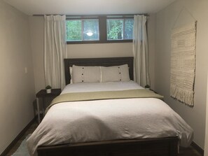 3 bedrooms, iron/ironing board, travel cot, WiFi - Maine Wilderness Oasis: Swimming, Hiking, Fishing, Boating (Bucksport)