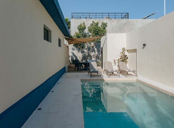 Una piscina al aire libre
