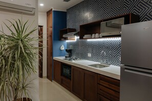 Frigorífico, microondas, horno y placa de cocina
