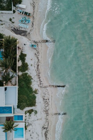 Ubicación cercana a la playa, tumbonas y toallas de playa