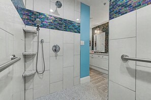 Combined shower/bathtub, hair dryer, towels, soap - 3 Bedroom, 3 Bath, Beautiful Beachfront Condo, Ocean Views! (Fort Walton Beach)