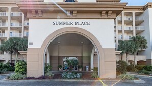 Un edificio con un arco ben visibile con la scritta "SUMMER PLACE" e una serie di balconi.