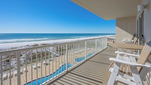 Un balcone con vista sulla spiaggia e sull'oceano.