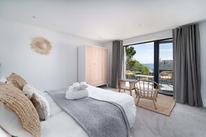 3 Schlafzimmer, Schreibtisch, Bügeleisen/Bügelbrett, Reisekinderbett