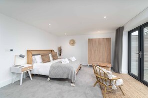 3 habitaciones, escritorio y tabla de planchar con plancha 