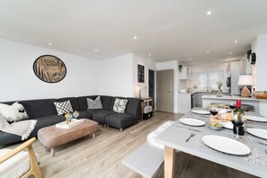 TV - Del Mar – Sleeps 6 – On-Site Parking for Two Cars – Sea Views – Dog Friendly (St Ives)