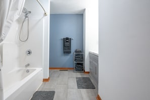 Ensemble douche/baignoire, sèche-cheveux, serviettes fournies, savon
