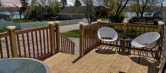 Escape to the Lake! Walk to water & local dining!