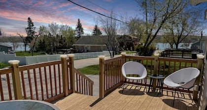 Escape to the Lake! Walk to water & local dining!