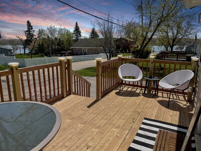 Escape to the Lake! Walk to water & local dining!