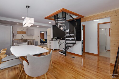 Escape to the Lake! Walk to water & local dining!