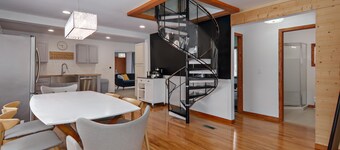 Escape to the Lake! Walk to water & local dining!